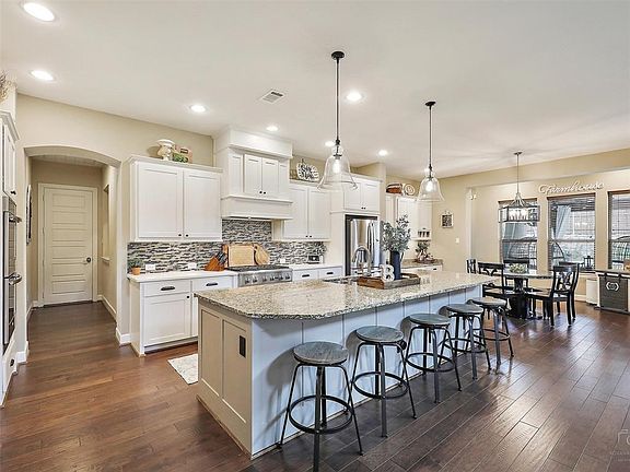 3rd image of 613 Teton Dr