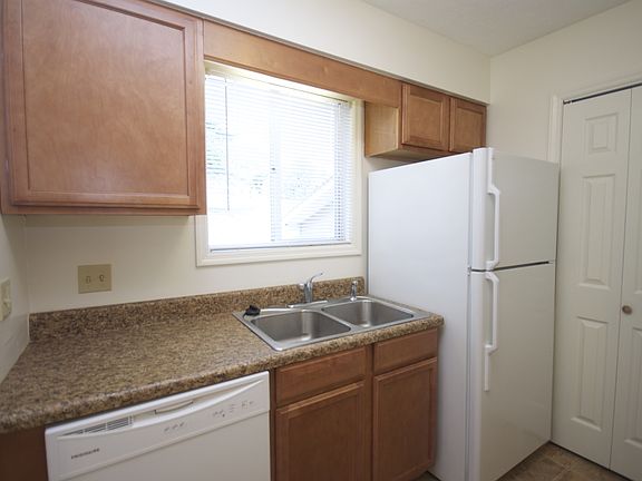 4th image of 14 Woodstone Dr APT 17