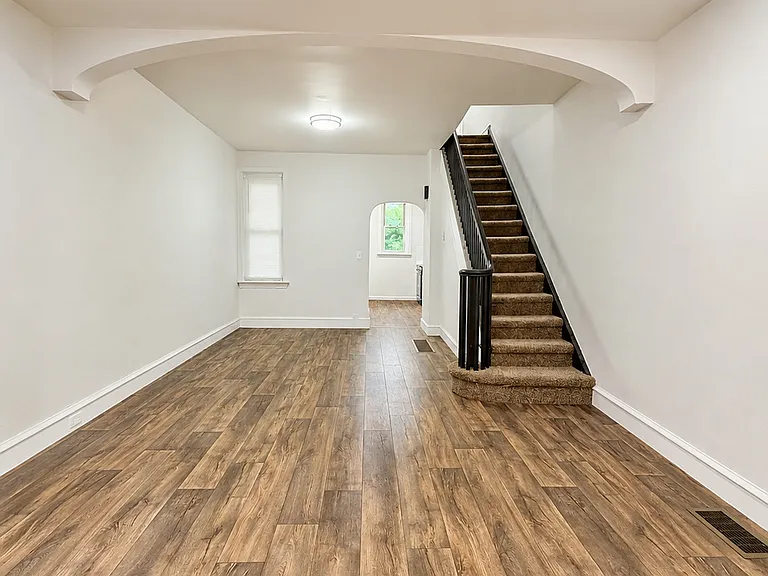 828 E Cornwall St — Photo 2