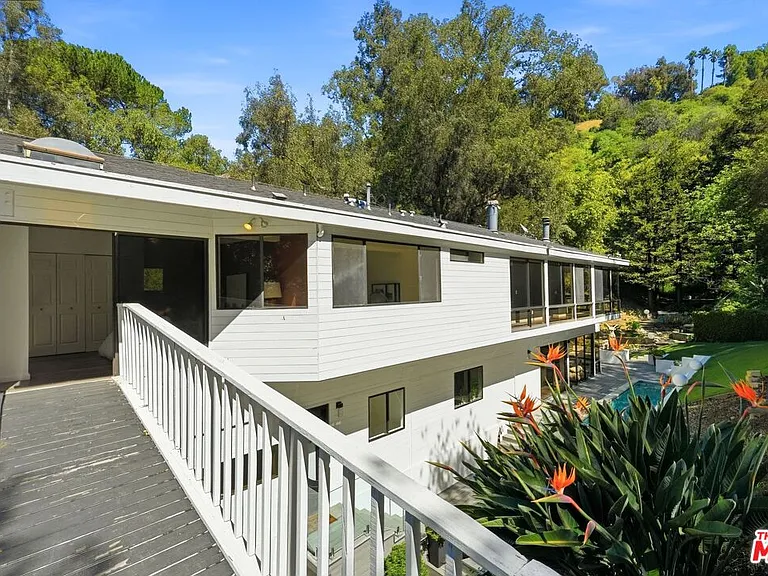 2350 Benedict Canyon Dr — Photo 32