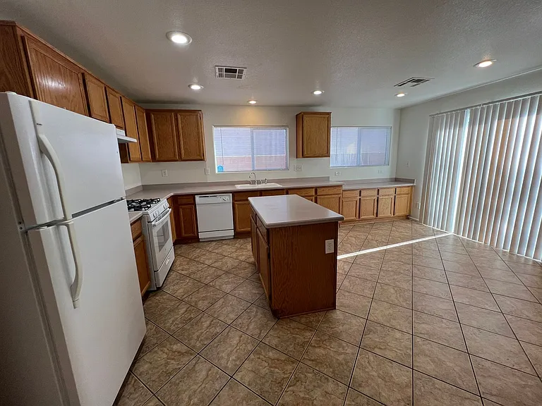 718 Thornford St — Photo 11