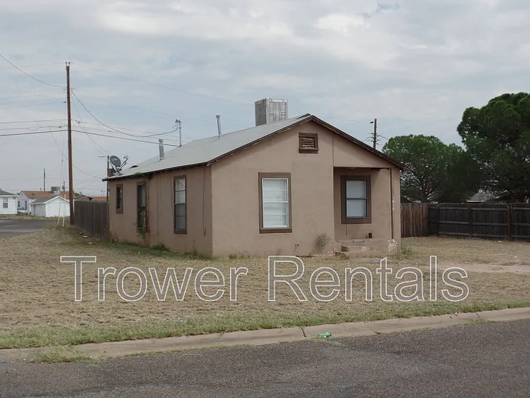 1010 Center Ave — Photo 1