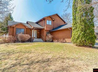 215 Essex Rd, Mankato, MN 56001
