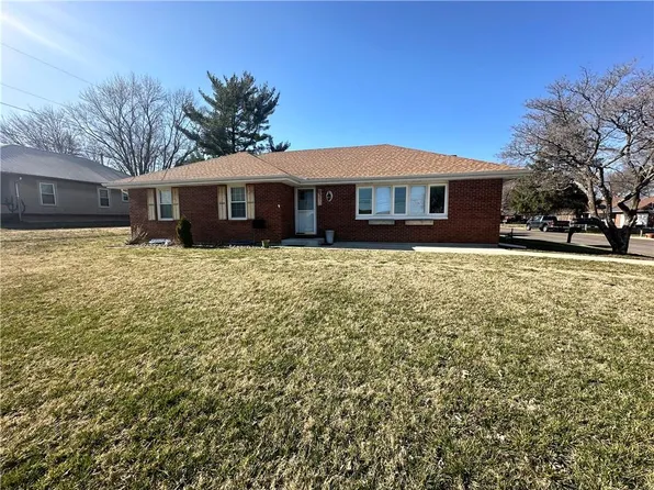 1915 Sleepy Hollow Dr, Lexington, MO 64067