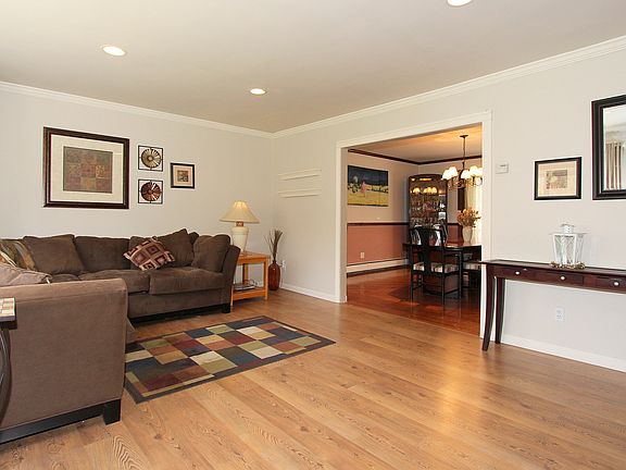 4th image of 45 Shady Brook Ln