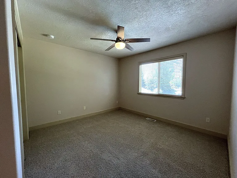 811 E Knoll Ct — Photo 25