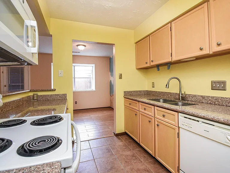 7822 Greenedge Dr — Photo 7