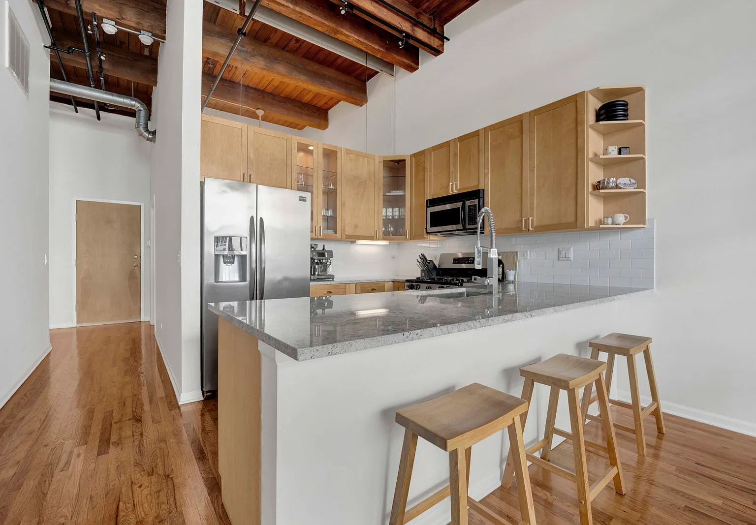 2 bed, 2.0 bath, 1300 sqft, $3,750 — Photo 2