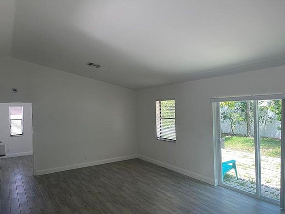 4th image of 310 Elaine Cir W
