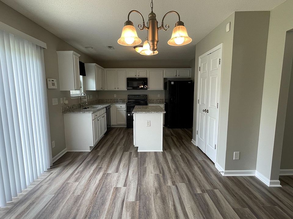 1st image of 101 Breezeway Ln