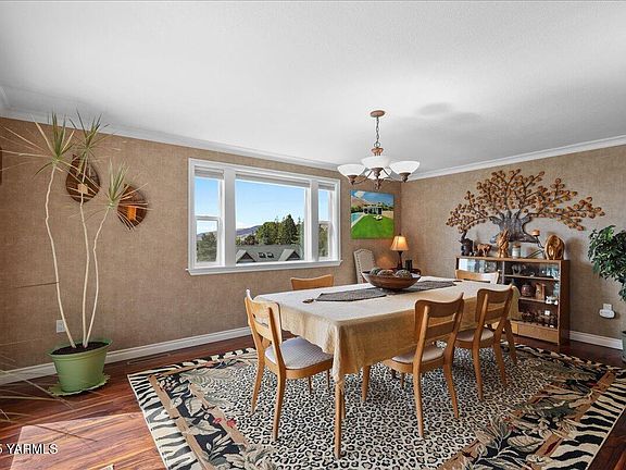 5th image of 618 Country Club Dr