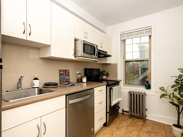 370 Stradbrook Ave #1 — Photo 7