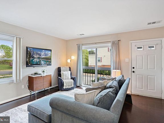 4th image of 90 N Bedford St #90B