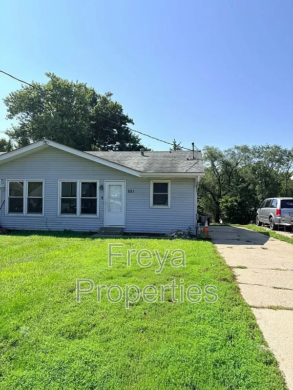 3 bed, 1.5 bath, 1200 sqft, $1,300 — Photo 1