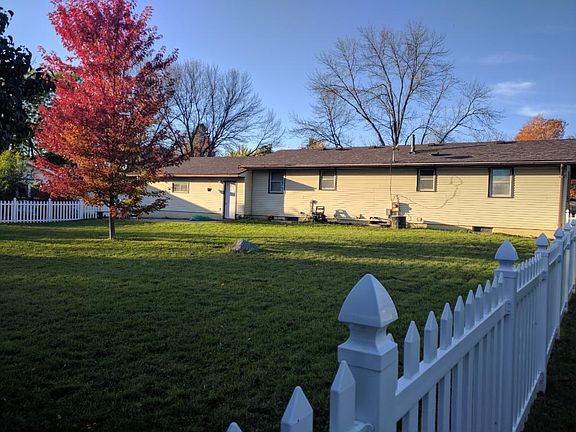 3rd image of 422 Adams Dr W