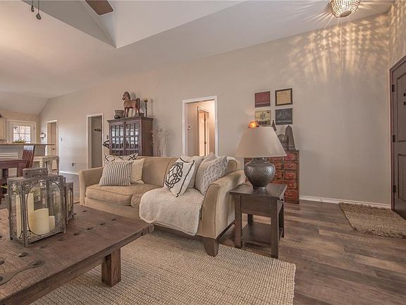 4th image of 4204 Oak Grove Dr