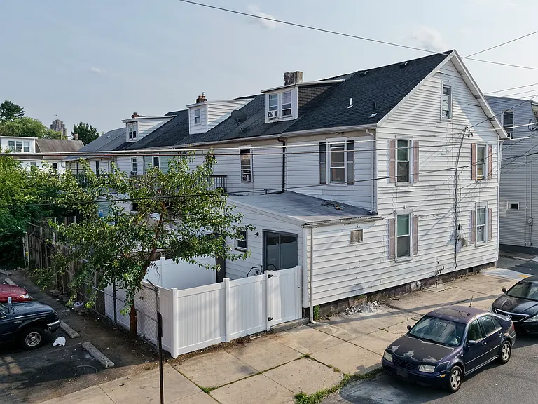 547 N Silk St — Photo 2