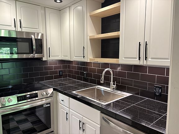 5th image of 368 Great Rd APT 3