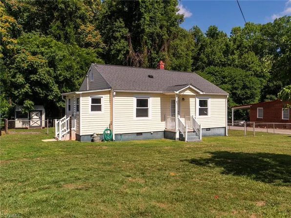 415 N 1st St, Mebane, NC 27302