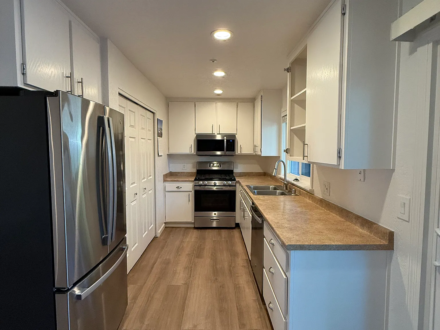 3 bed, 2.5 bath, 1200 sqft, $3,200 — Photo 3