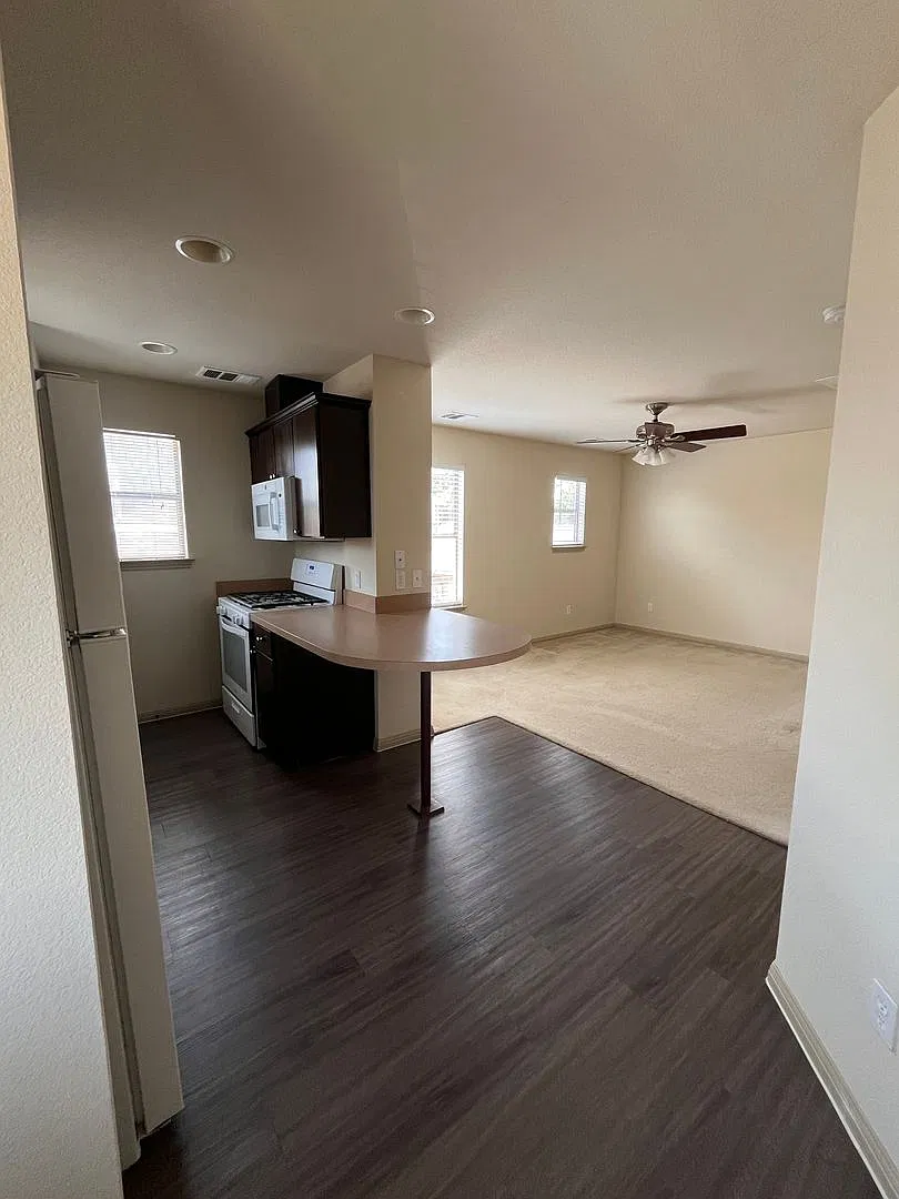 1bed/1bath Garage Apartment in Brentwood Neighborhood by UT — Photo 2