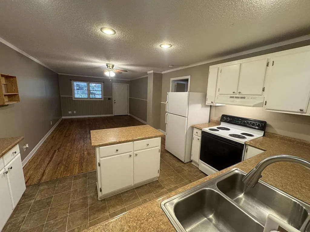 304 E Broad St. Unit 1 — Photo 3