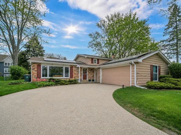 401 Greentree Pkwy, Libertyville, IL 60048