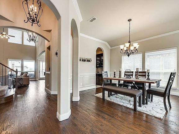 4th image of 2037 Menominee Dr
