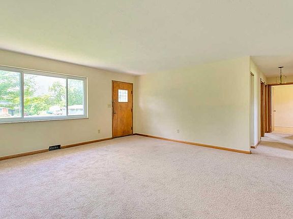 3rd image of 726 Oskamp Dr