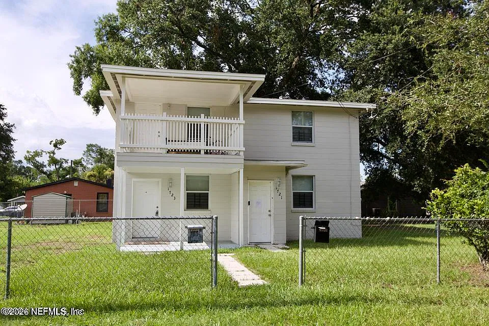 8 bed, 1.0 bath, 3057 sqft, $1,000 — Photo 2