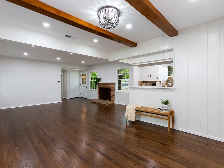 309 Nancy Way — Photo 2
