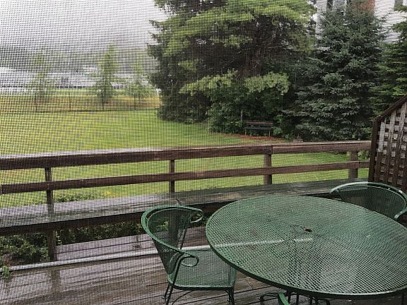 deck & large backyard