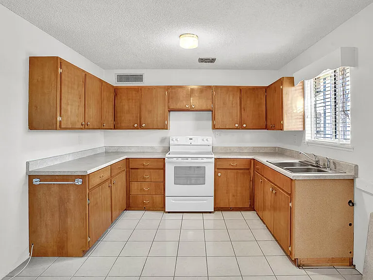 5726 Waycross Ave — Photo 10
