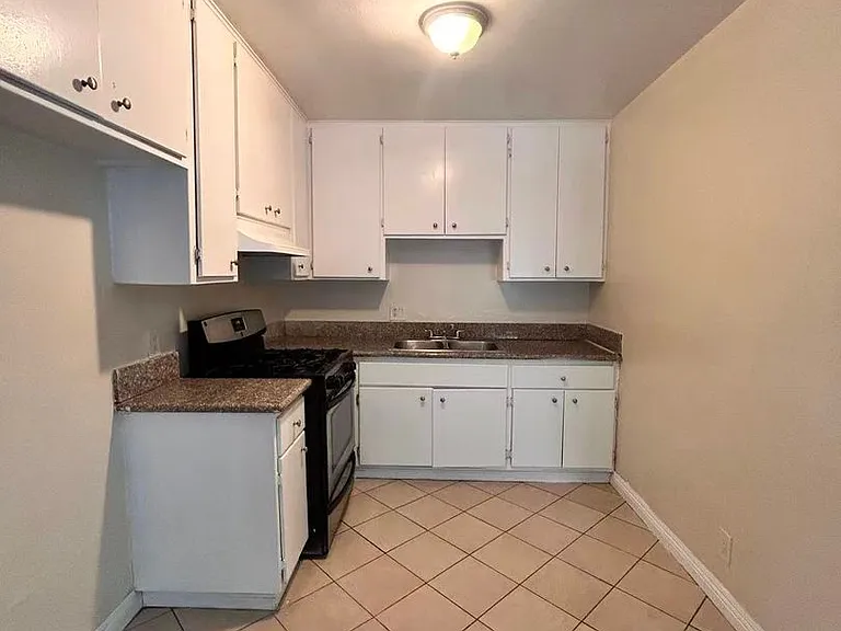7642 Vineland Ave — Photo 6