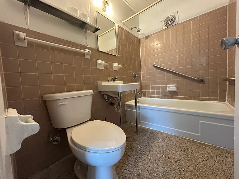 1307 NW 6th St #14 — Photo 8