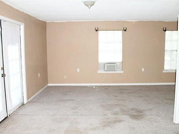 5th image of 208 E Tomlinson St