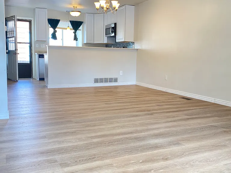457 Rolling Hills Dr — Photo 2