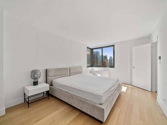 4th image of 347 W 57th St APT 36D