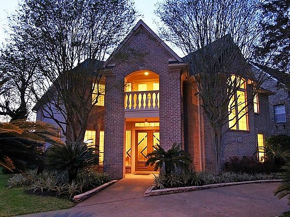Come home to Elegance in a great Bellaire location. Very well designed floor plan (SEE it under DOCU