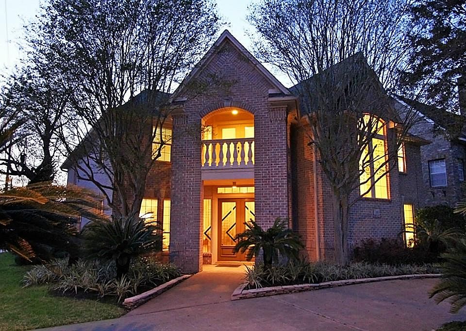 Come home to Elegance in a great Bellaire location. Very well designed floor plan (SEE it under DOCU