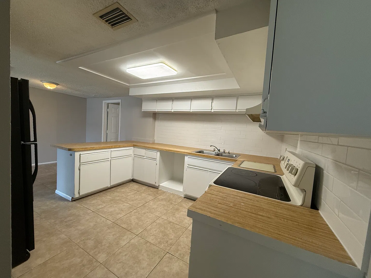 4 Bedroom, 2 Bathroom — Photo 4