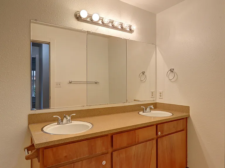 2130 S 107th St #E5 — Photo 12