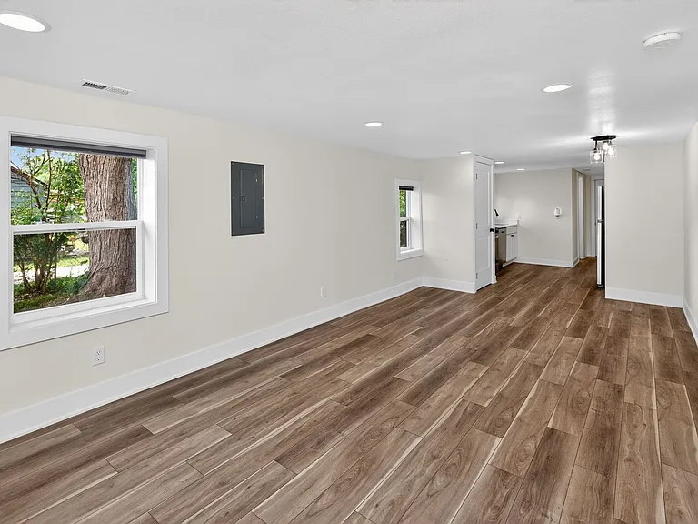 4076 Indianola Ave — Photo 4