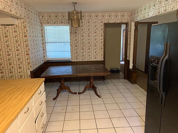 Breakfast Room- Table left by previous tenant can have if wanted