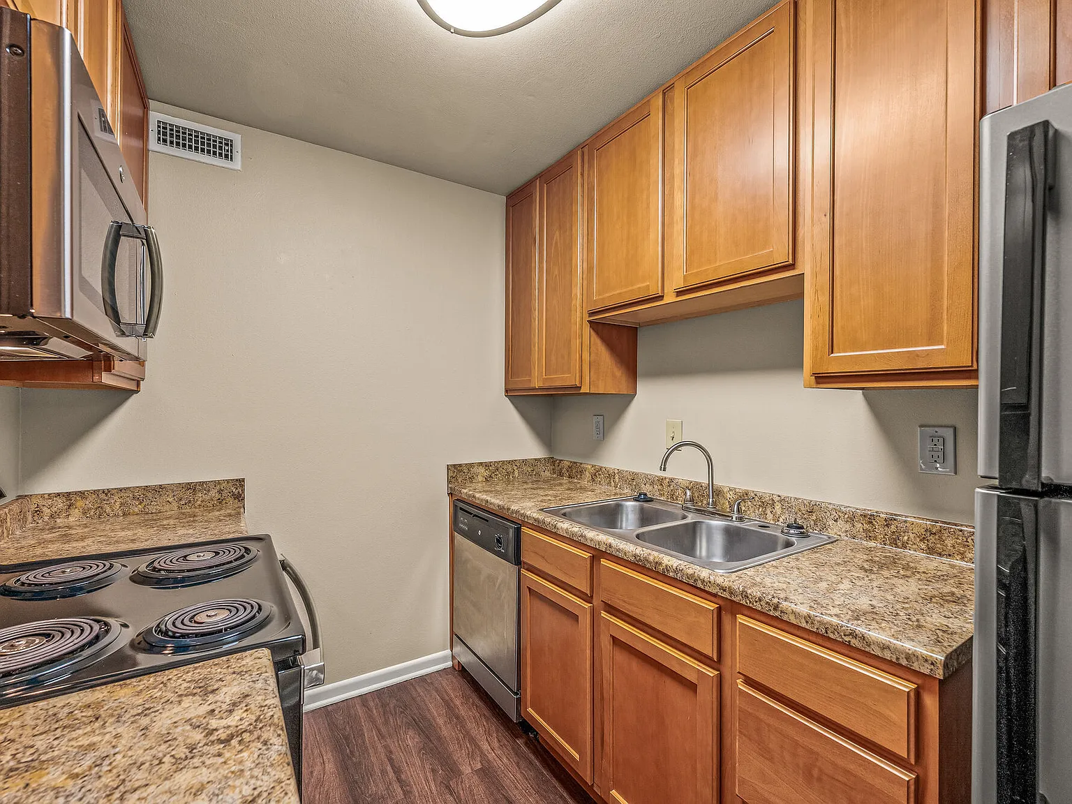 Chaparral Apartments — Photo 4