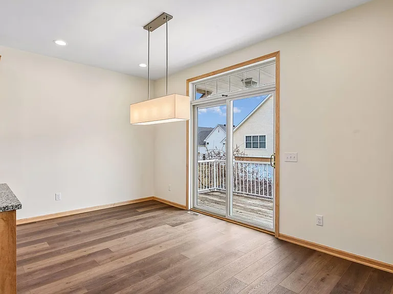 2121 Village Trl — Photo 9