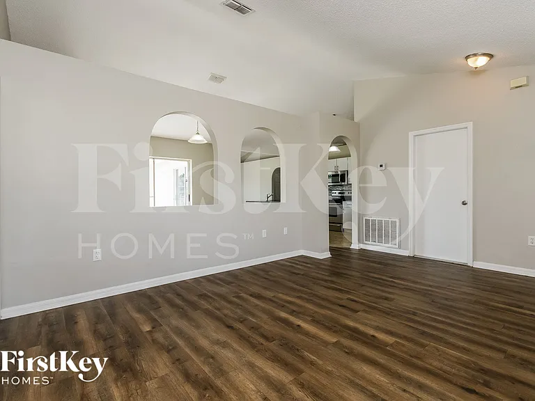 817 Grantham Dr — Photo 4