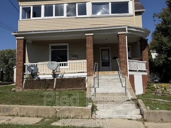 758 W Pleasant St, Freeport, IL 61032