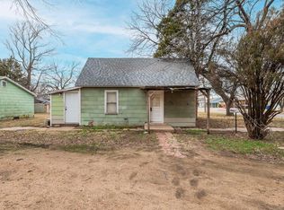 573 W 1st St, Valley Center, KS 67147
