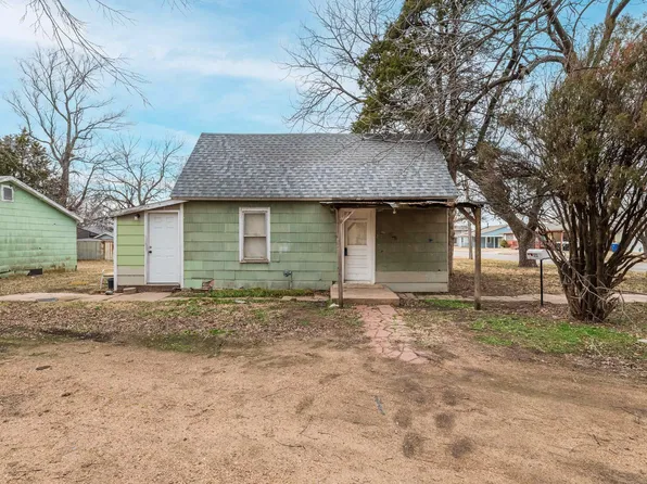 573 W 1st St, Valley Center, KS 67147